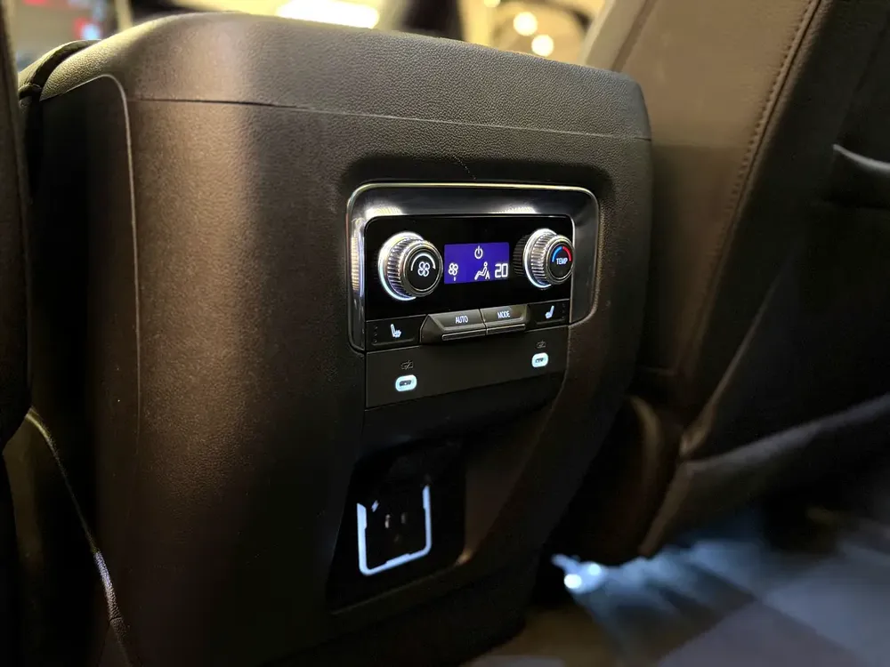 GMC Yukon XL Denali 2023 - Premium Luxury SUV - Image 11