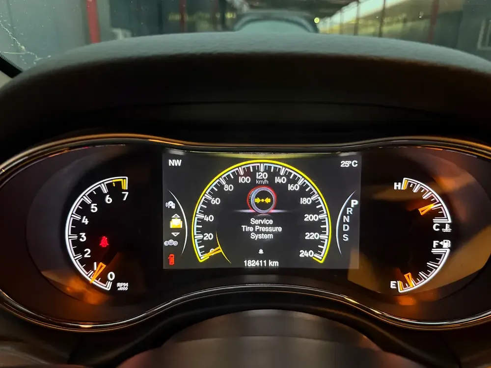 Jeep Grand Cherokee Limited 2015 - Canadian Specs - Excellent Condition - Image 8