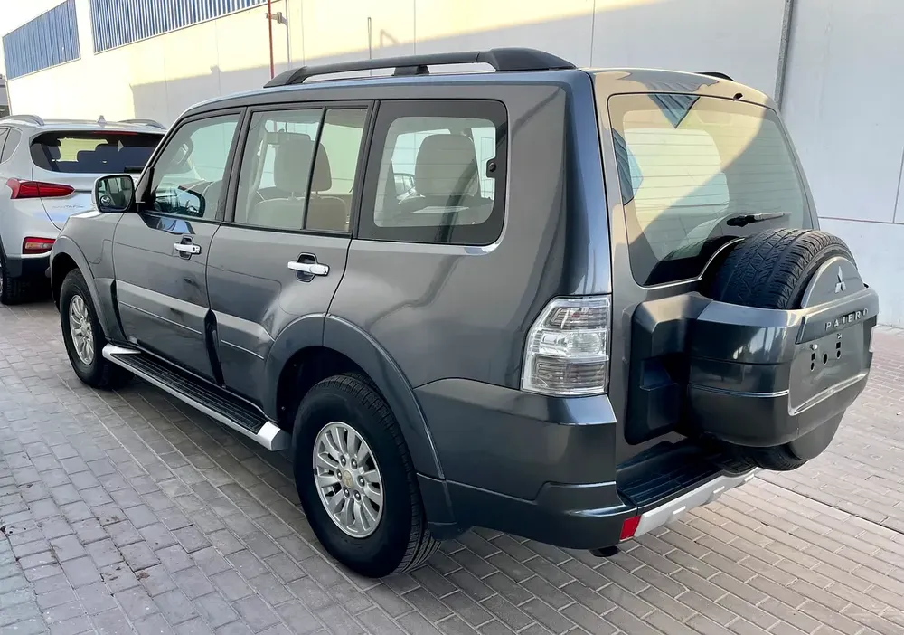 2012 Mitsubishi Pajero GLS V6 AWD G.C.C - Image 4