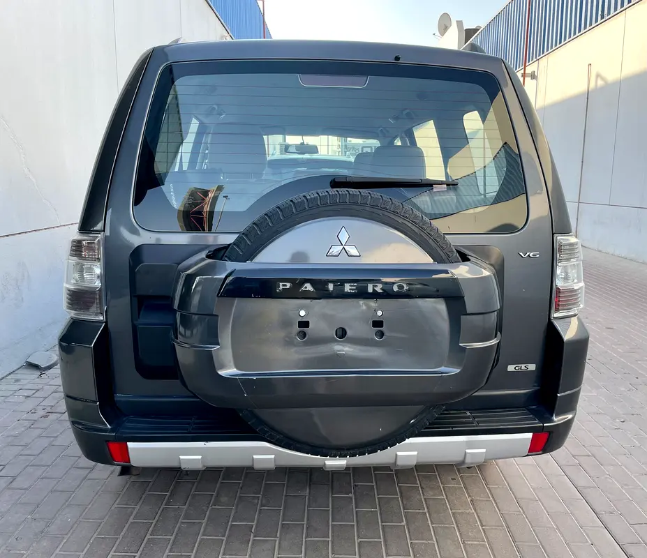 2012 Mitsubishi Pajero GLS V6 AWD G.C.C - Image 5
