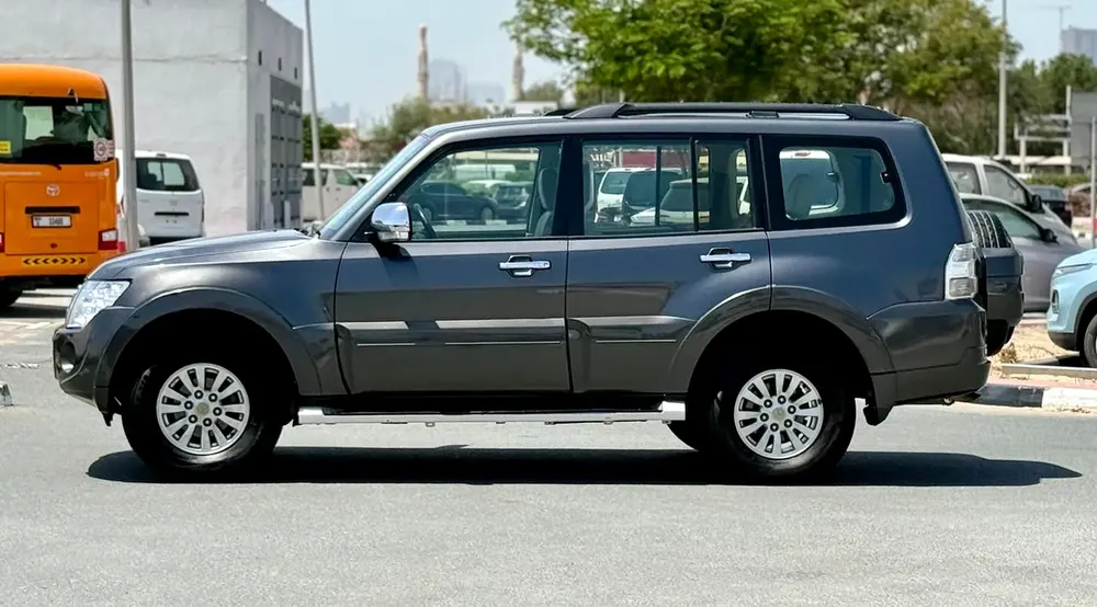 2012 Mitsubishi Pajero GLS V6 AWD G.C.C - Image 6