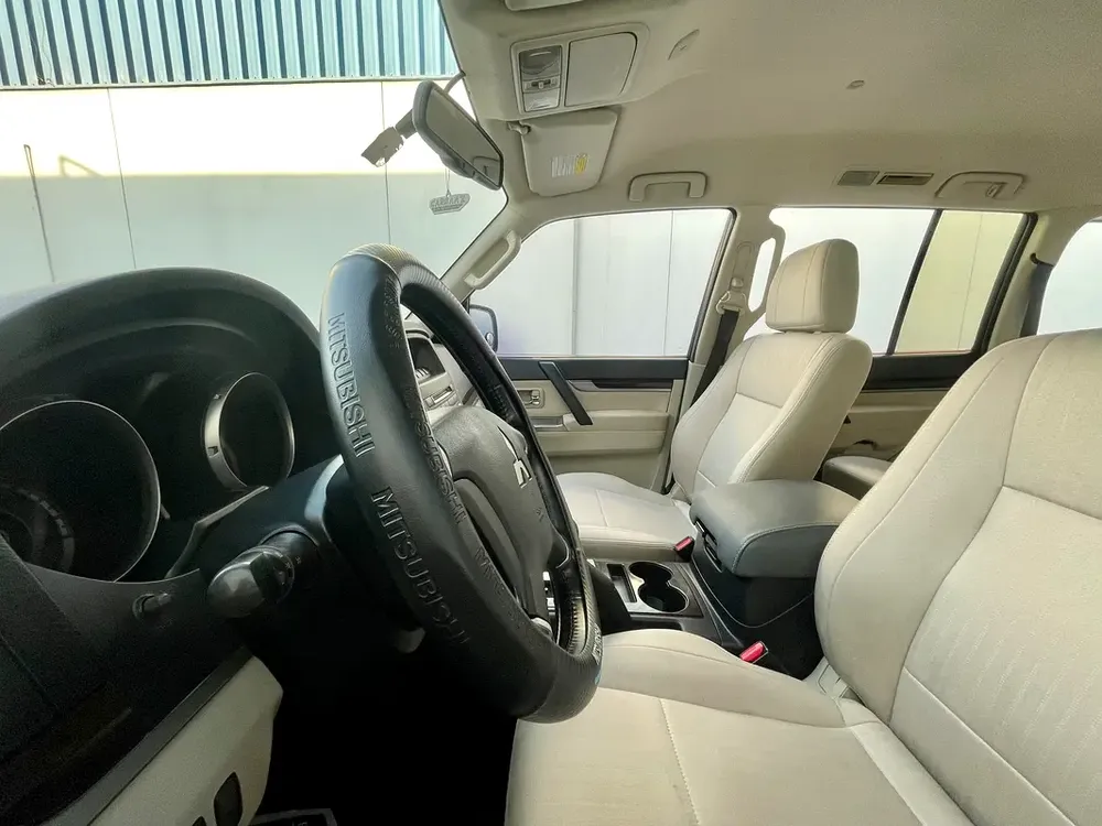 2012 Mitsubishi Pajero GLS V6 AWD G.C.C - Image 7