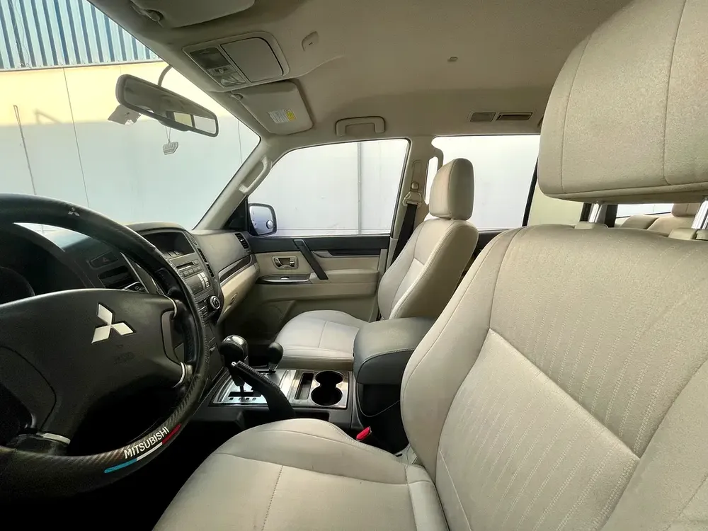 2012 Mitsubishi Pajero GLS V6 AWD G.C.C - Image 9