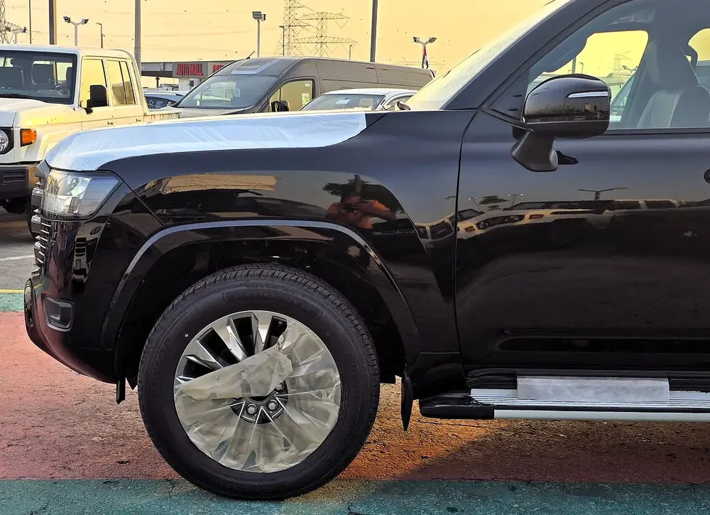 Toyota Land Cruiser GXR 4.0L petrol 2026 black color - Image 20