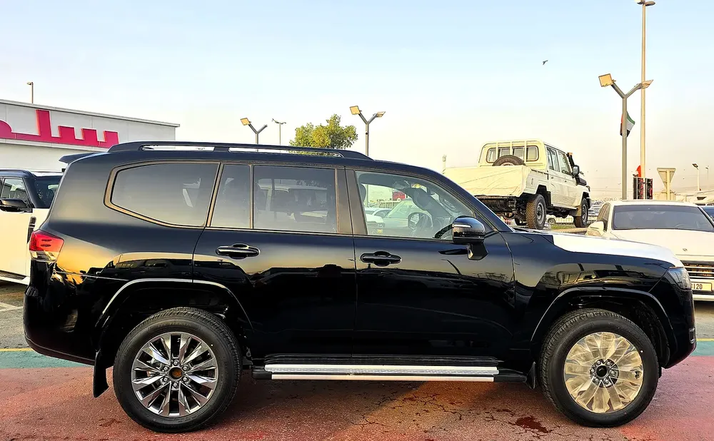 Toyota Land Cruiser GXR 4.0L petrol 2026 black color - Image 4