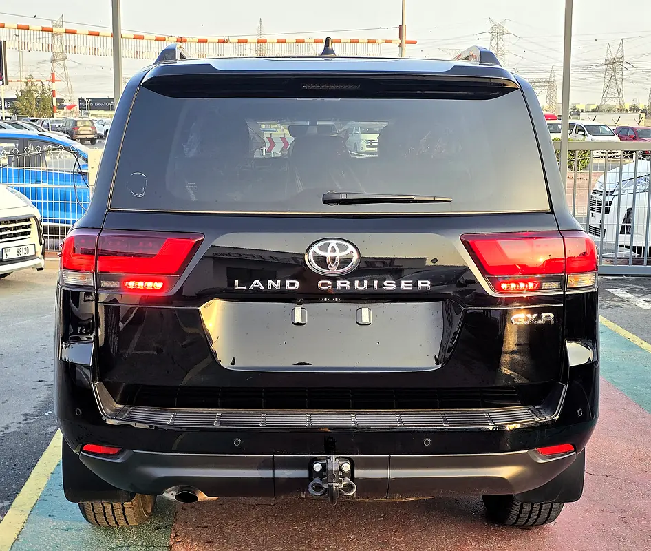 Toyota Land Cruiser GXR 4.0L petrol 2026 black color - Image 5