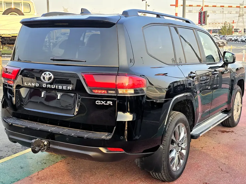 Toyota Land Cruiser GXR 4.0L petrol 2026 black color - Image 6