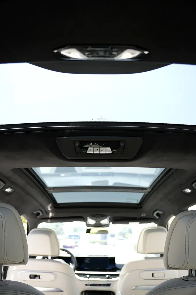 2024 BMW X7 M Sport | GCC | Agency Warranty  Service | Captain Seats *RARE* | 2 keys - Image 11