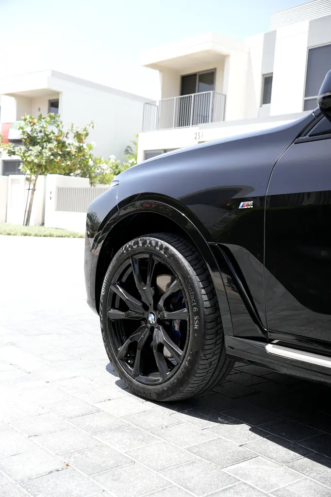 2024 BMW X7 M Sport | GCC | Agency Warranty  Service | Captain Seats *RARE* | 2 keys - Image 12