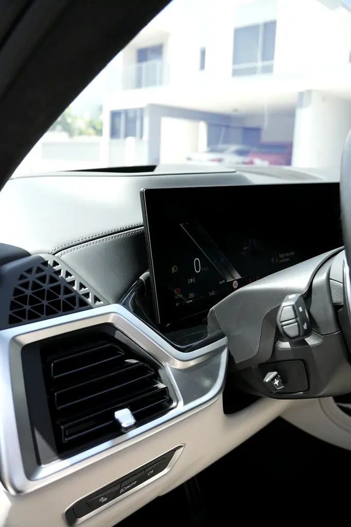 2024 BMW X7 M Sport | GCC | Agency Warranty  Service | Captain Seats *RARE* | 2 keys - Image 15