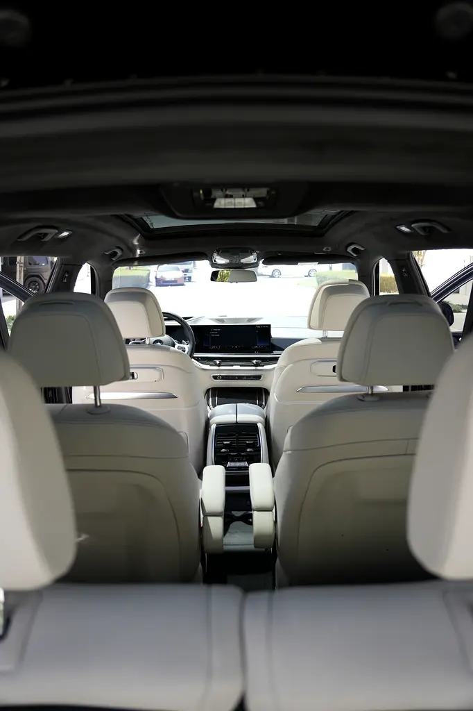 2024 BMW X7 M Sport | GCC | Agency Warranty  Service | Captain Seats *RARE* | 2 keys - Image 18