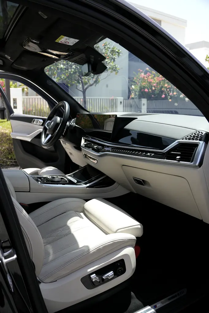 2024 BMW X7 M Sport | GCC | Agency Warranty  Service | Captain Seats *RARE* | 2 keys - Image 19