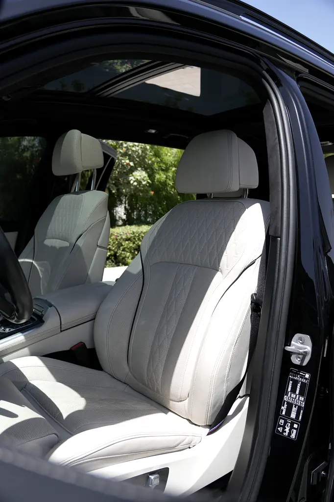 2024 BMW X7 M Sport | GCC | Agency Warranty  Service | Captain Seats *RARE* | 2 keys - Image 4