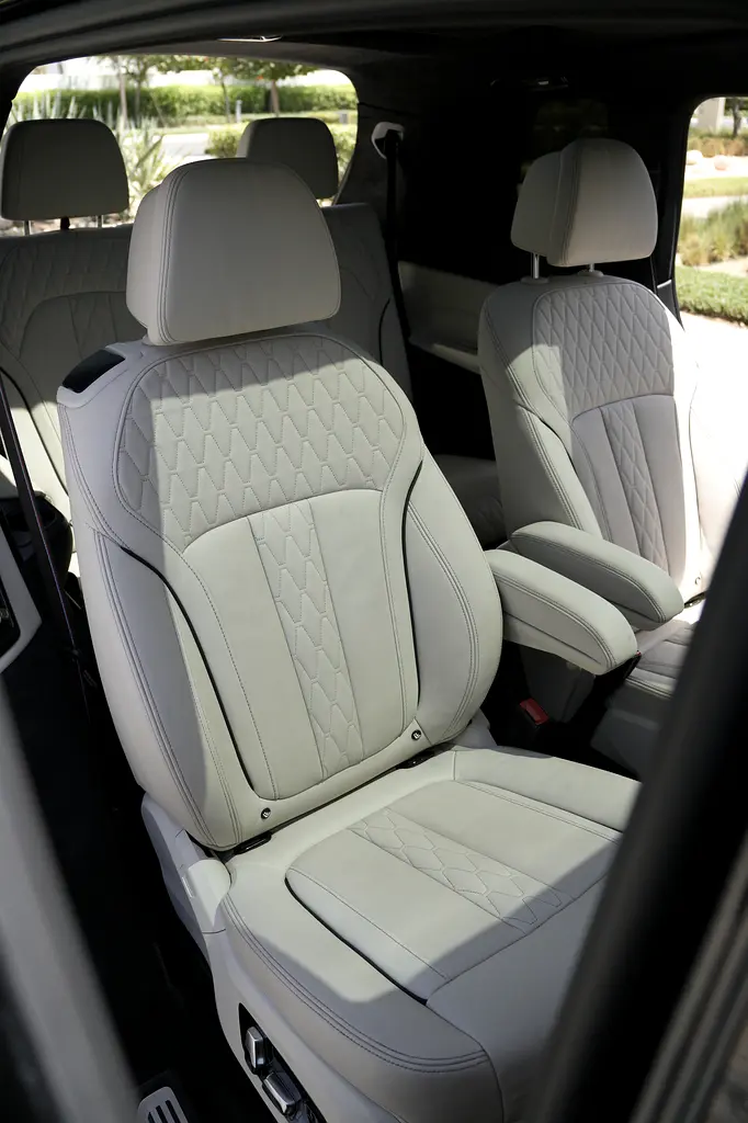 2024 BMW X7 M Sport | GCC | Agency Warranty  Service | Captain Seats *RARE* | 2 keys - Image 5