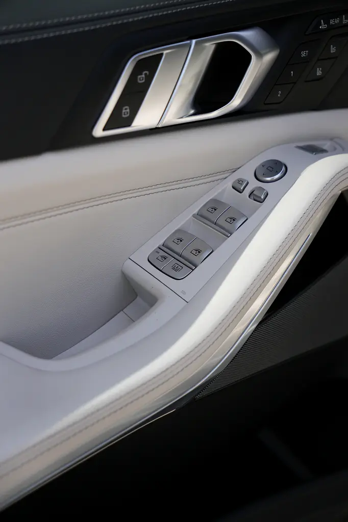 2024 BMW X7 M Sport | GCC | Agency Warranty  Service | Captain Seats *RARE* | 2 keys - Image 6