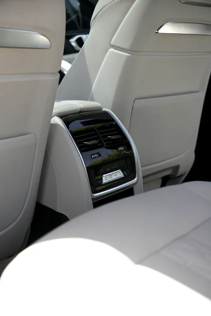2024 BMW X7 M Sport | GCC | Agency Warranty  Service | Captain Seats *RARE* | 2 keys - Image 7