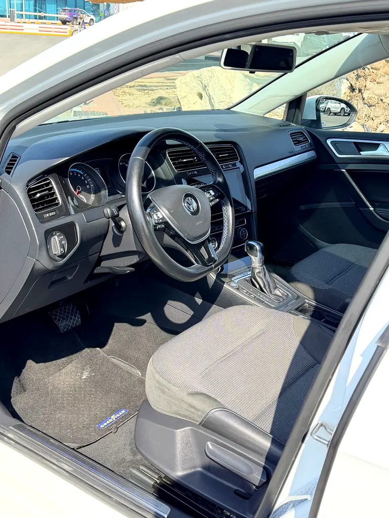 VOLKSWAGEN E-GOLF FULL OPTION SINGLE OWNER ORIGINAL PAINT FULL SERVICE HISTORY FROM AL NABOODA - Image 14