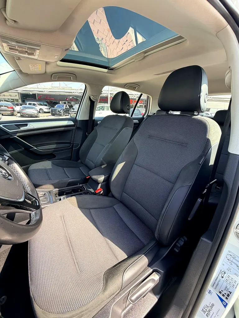 VOLKSWAGEN E-GOLF FULL OPTION SINGLE OWNER ORIGINAL PAINT FULL SERVICE HISTORY FROM AL NABOODA - Image 15