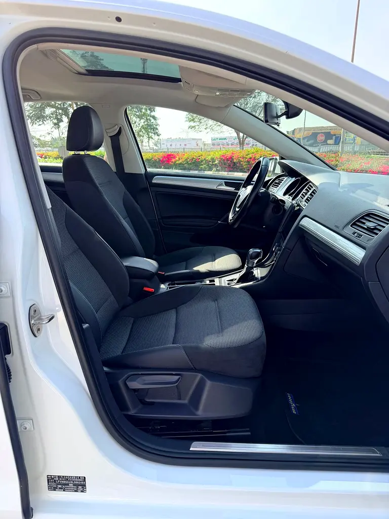 VOLKSWAGEN E-GOLF FULL OPTION SINGLE OWNER ORIGINAL PAINT FULL SERVICE HISTORY FROM AL NABOODA - Image 16