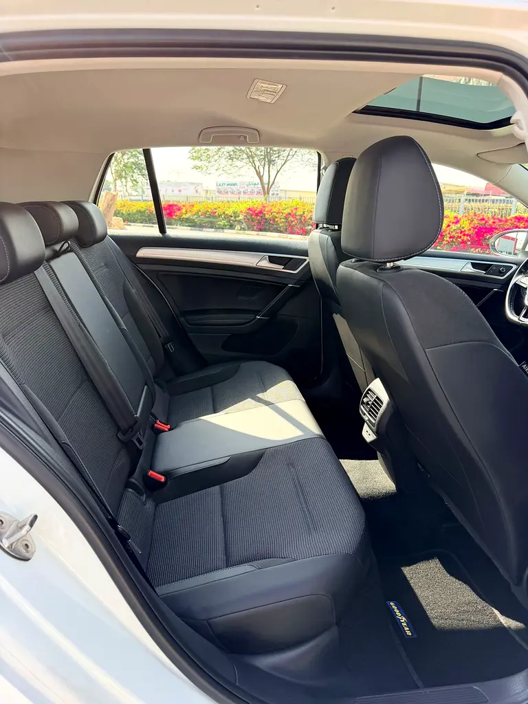 VOLKSWAGEN E-GOLF FULL OPTION SINGLE OWNER ORIGINAL PAINT FULL SERVICE HISTORY FROM AL NABOODA - Image 17