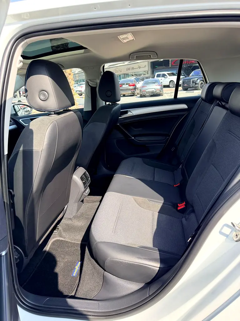 VOLKSWAGEN E-GOLF FULL OPTION SINGLE OWNER ORIGINAL PAINT FULL SERVICE HISTORY FROM AL NABOODA - Image 18