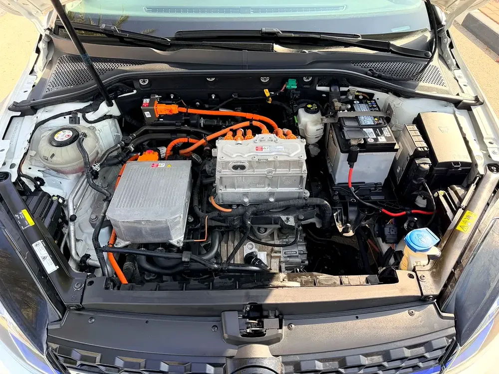 VOLKSWAGEN E-GOLF FULL OPTION SINGLE OWNER ORIGINAL PAINT FULL SERVICE HISTORY FROM AL NABOODA - Image 19