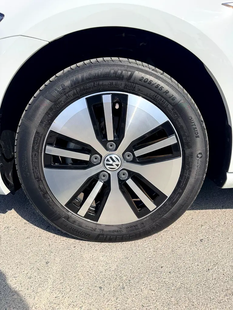 VOLKSWAGEN E-GOLF FULL OPTION SINGLE OWNER ORIGINAL PAINT FULL SERVICE HISTORY FROM AL NABOODA - Image 20