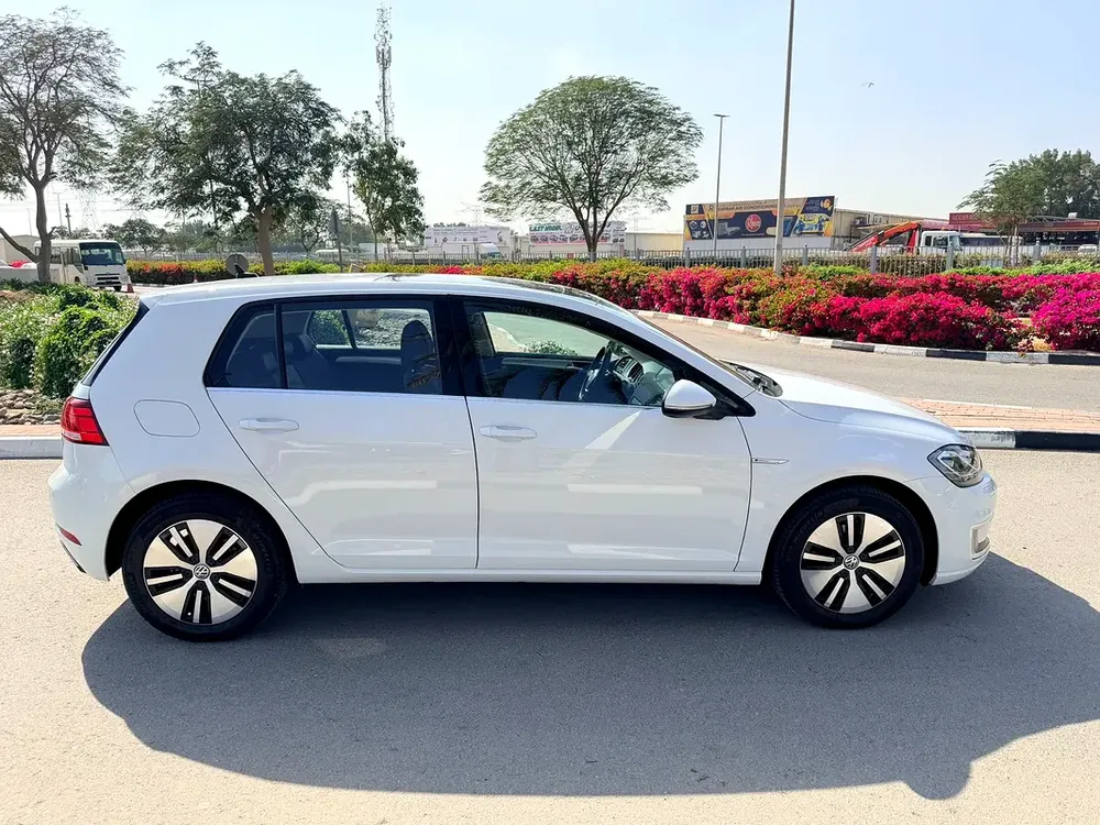 VOLKSWAGEN E-GOLF FULL OPTION SINGLE OWNER ORIGINAL PAINT FULL SERVICE HISTORY FROM AL NABOODA - Image 4