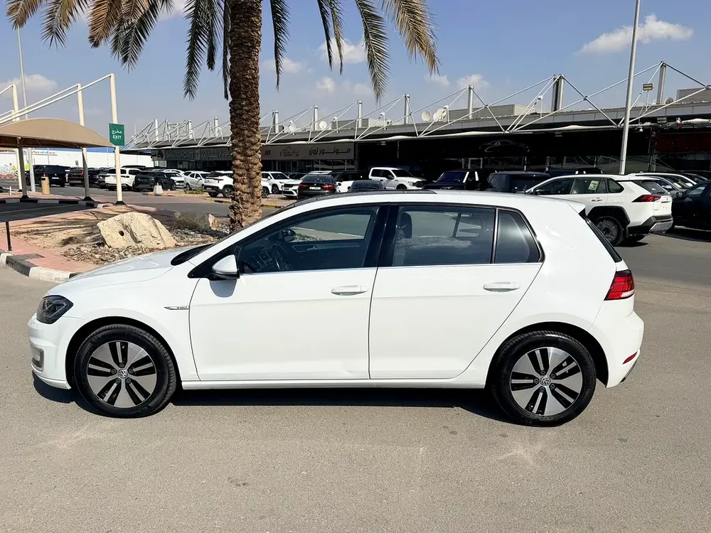VOLKSWAGEN E-GOLF FULL OPTION SINGLE OWNER ORIGINAL PAINT FULL SERVICE HISTORY FROM AL NABOODA - Image 5