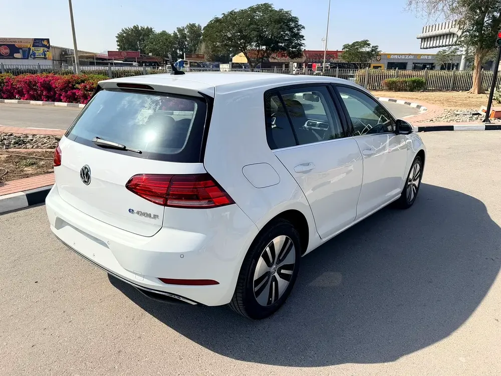 VOLKSWAGEN E-GOLF FULL OPTION SINGLE OWNER ORIGINAL PAINT FULL SERVICE HISTORY FROM AL NABOODA - Image 6