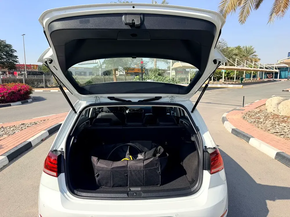 VOLKSWAGEN E-GOLF FULL OPTION SINGLE OWNER ORIGINAL PAINT FULL SERVICE HISTORY FROM AL NABOODA - Image 9