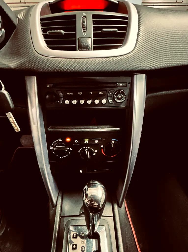 2008 Peugeot 207 CC Sport | GCC Specs | Well Maintained Convertible - Image 14