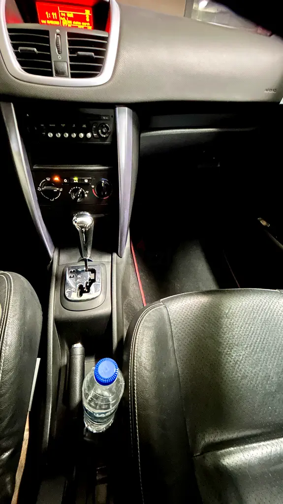2008 Peugeot 207 CC Sport | GCC Specs | Well Maintained Convertible - Image 9