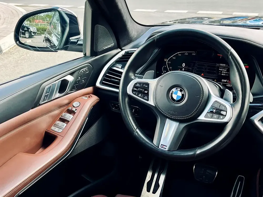 Bmw X7 M sports  gcc  first owner  with  full  service  history  from showroom under warranty - Image 15