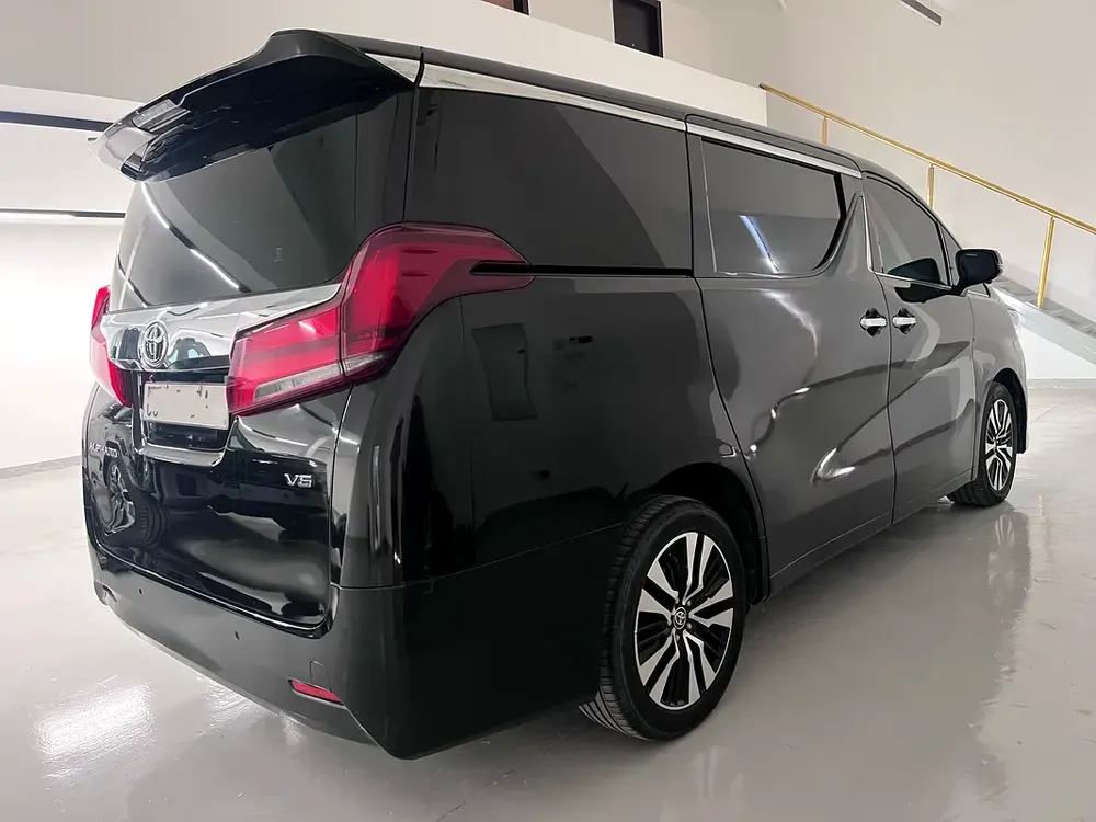 Toyota Alphard 3.5 V6 With Rare Aisle, Low Mileage, Pre-Onwed by Real Estate Company - Image 4