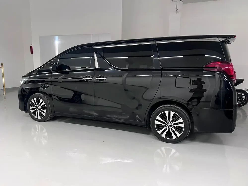 Toyota Alphard 3.5 V6 With Rare Aisle, Low Mileage, Pre-Onwed by Real Estate Company - Image 6