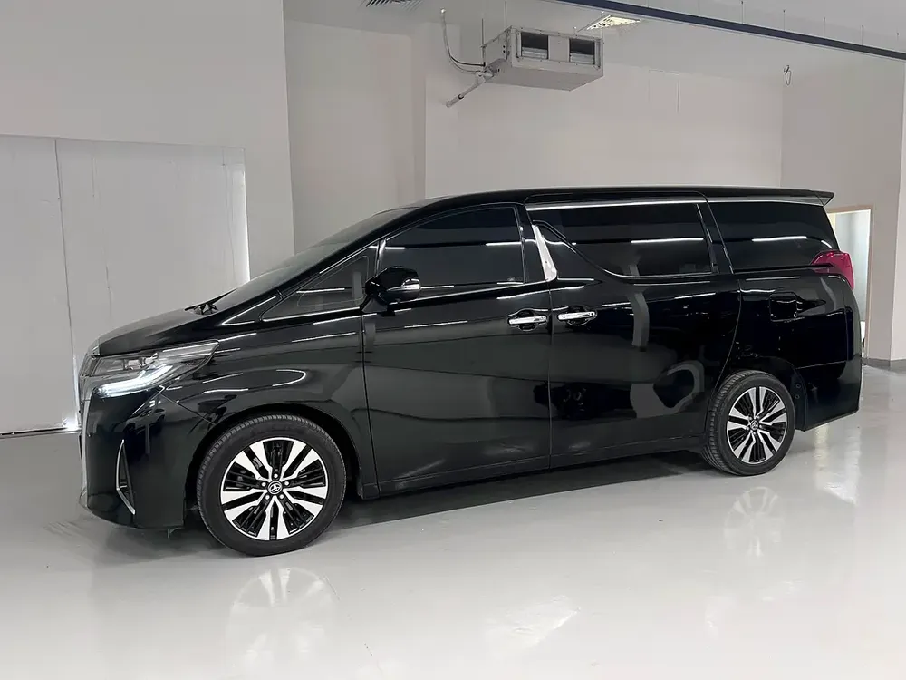 Toyota Alphard 3.5 V6 With Rare Aisle, Low Mileage, Pre-Onwed by Real Estate Company - Image 7