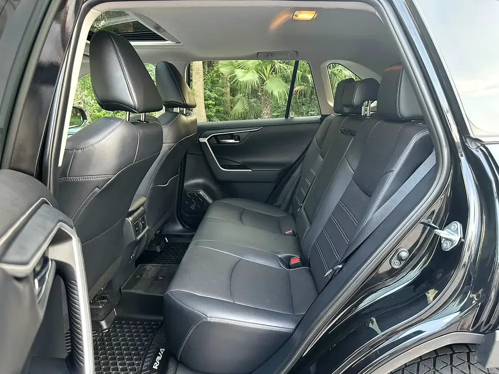 2019 Toyota Rav4 Limited | Canadian Specs | 2.5L 4-Cylinder 203 Hp | Perfect Condition - Image 9