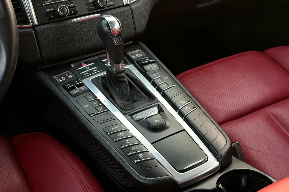 Porsche Warranty / Porsche Service History | Porsche Macan S 2016 GCC Specifications (2 Keys) - Image 13