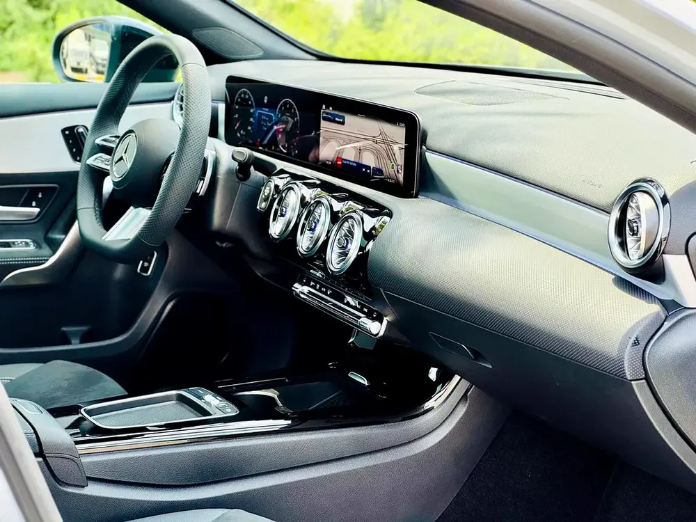 MERCEDES BENZ A200  |GCC SPECS | GARGASH CAR UNDER 5 YEARS WARRANTY/ SERVICES CONT - Image 10