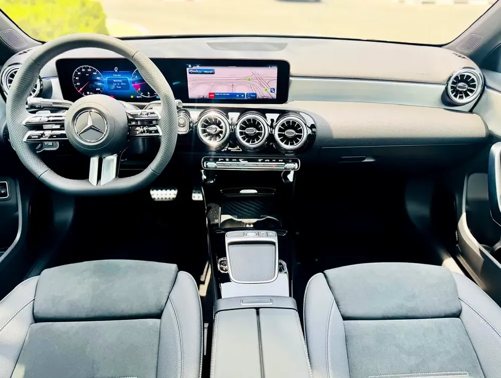 MERCEDES BENZ A200  |GCC SPECS | GARGASH CAR UNDER 5 YEARS WARRANTY/ SERVICES CONT - Image 11