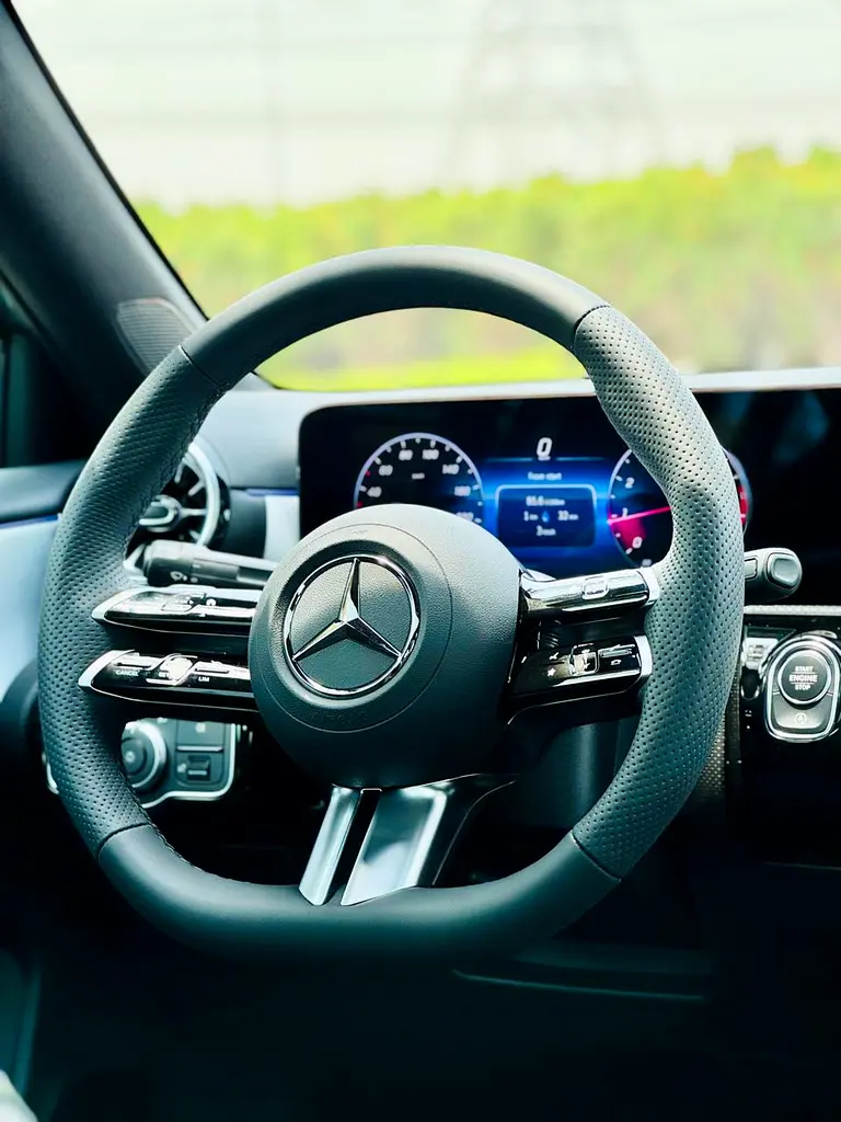 MERCEDES BENZ A200  |GCC SPECS | GARGASH CAR UNDER 5 YEARS WARRANTY/ SERVICES CONT - Image 12