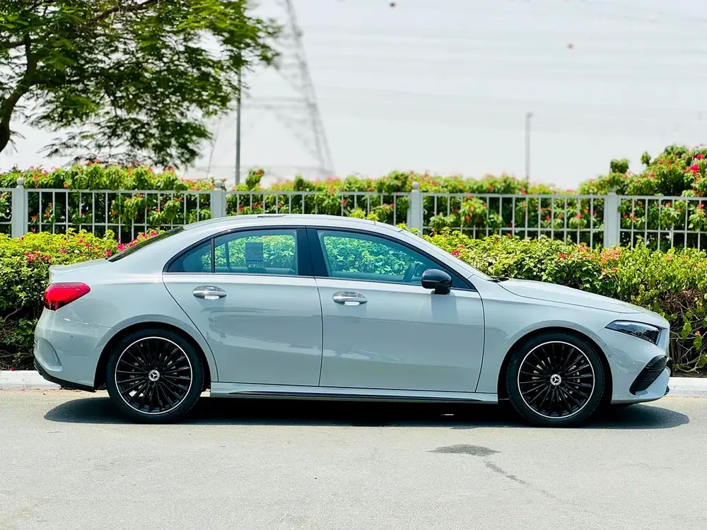 MERCEDES BENZ A200  |GCC SPECS | GARGASH CAR UNDER 5 YEARS WARRANTY/ SERVICES CONT - Image 4