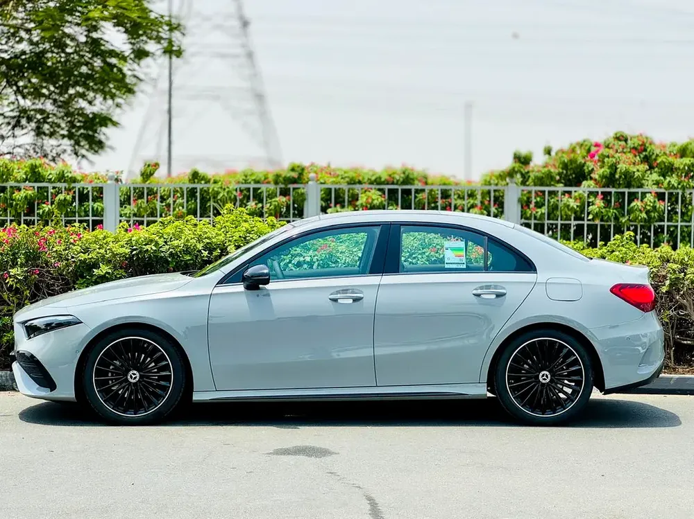 MERCEDES BENZ A200  |GCC SPECS | GARGASH CAR UNDER 5 YEARS WARRANTY/ SERVICES CONT - Image 5
