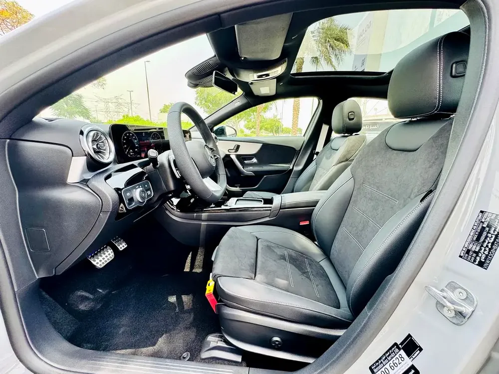 MERCEDES BENZ A200  |GCC SPECS | GARGASH CAR UNDER 5 YEARS WARRANTY/ SERVICES CONT - Image 8