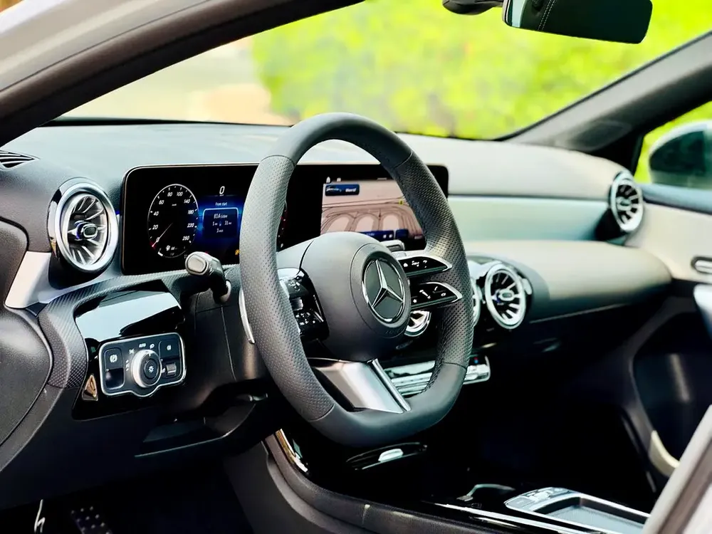 MERCEDES BENZ A200  |GCC SPECS | GARGASH CAR UNDER 5 YEARS WARRANTY/ SERVICES CONT - Image 9
