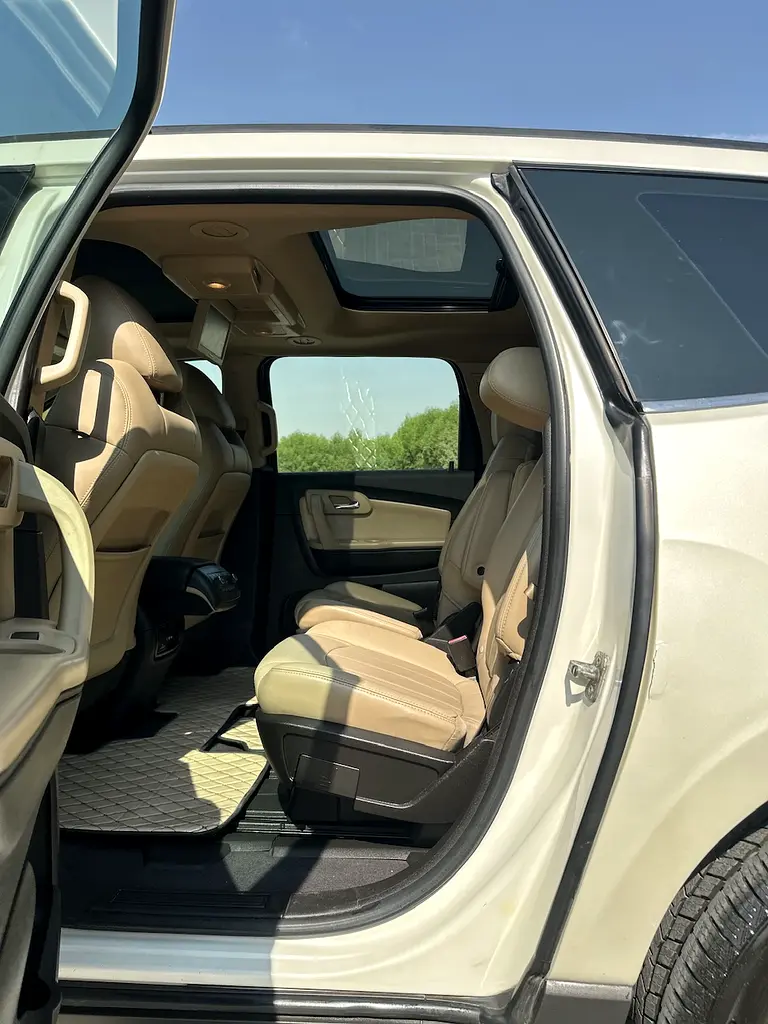 Chevrolet Traverse LTZ 2011 - GCC Specs - top of the line - Image 12