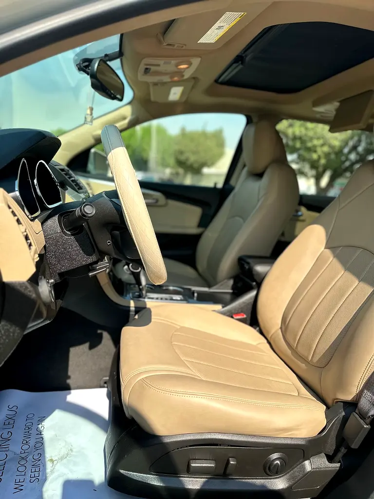 Chevrolet Traverse LTZ 2011 - GCC Specs - top of the line - Image 8