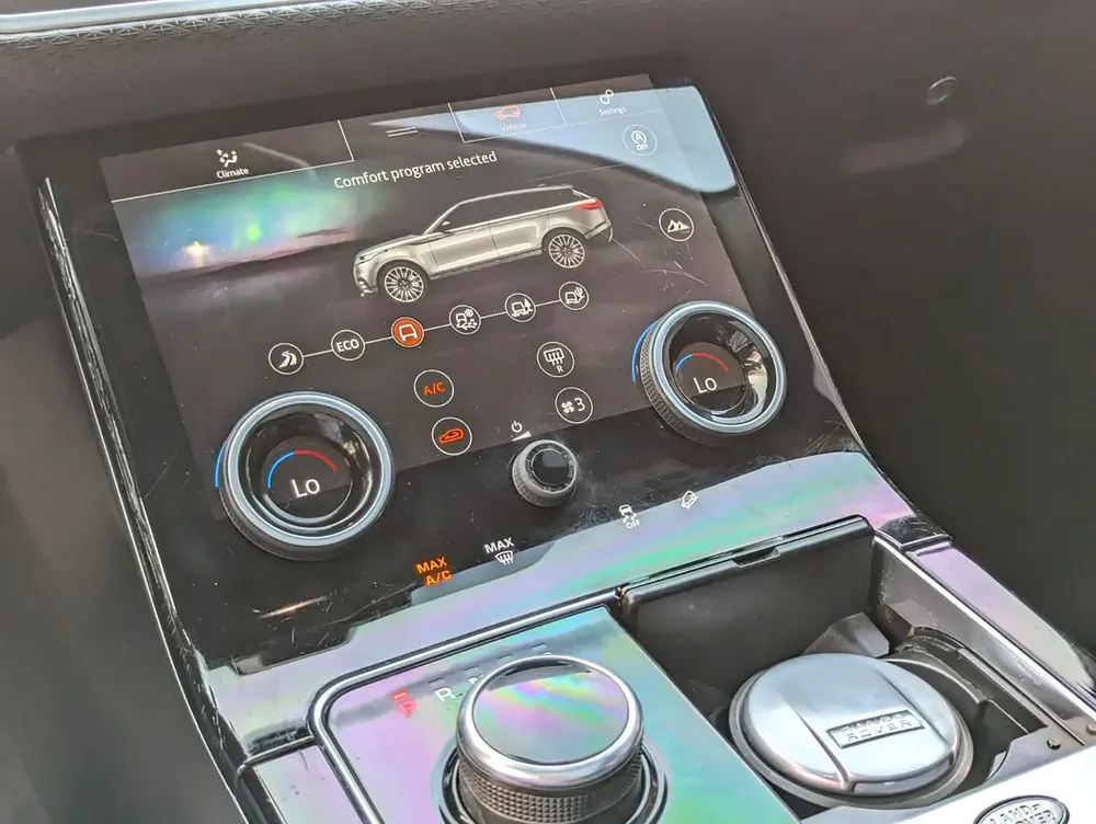 LAND ROVER RANGE ROVER VELAR 2020 R-DYNAMIC SE GCC IN EXCELLENT CONDITION - Image 10