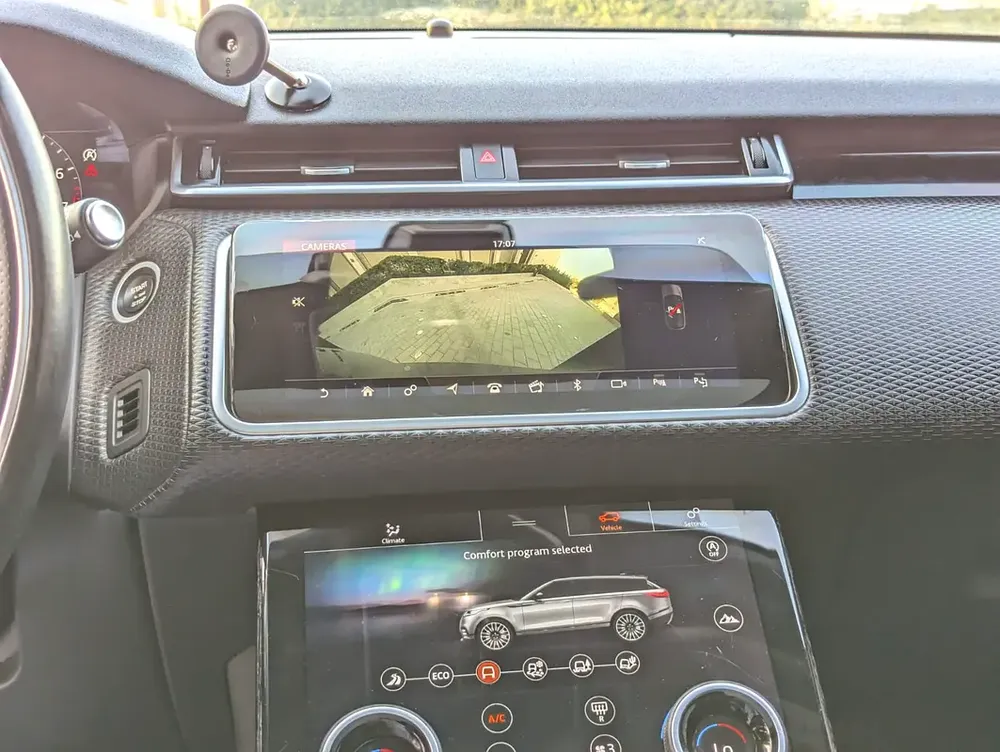 LAND ROVER RANGE ROVER VELAR 2020 R-DYNAMIC SE GCC IN EXCELLENT CONDITION - Image 9